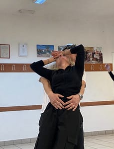 un'attrice si lascia andare disperata ad un altro attore